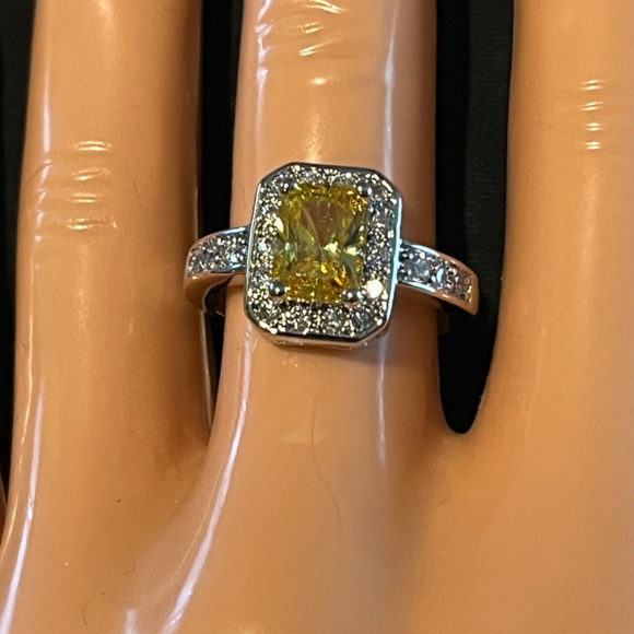 STUNNING RING - Picture 2 of 2